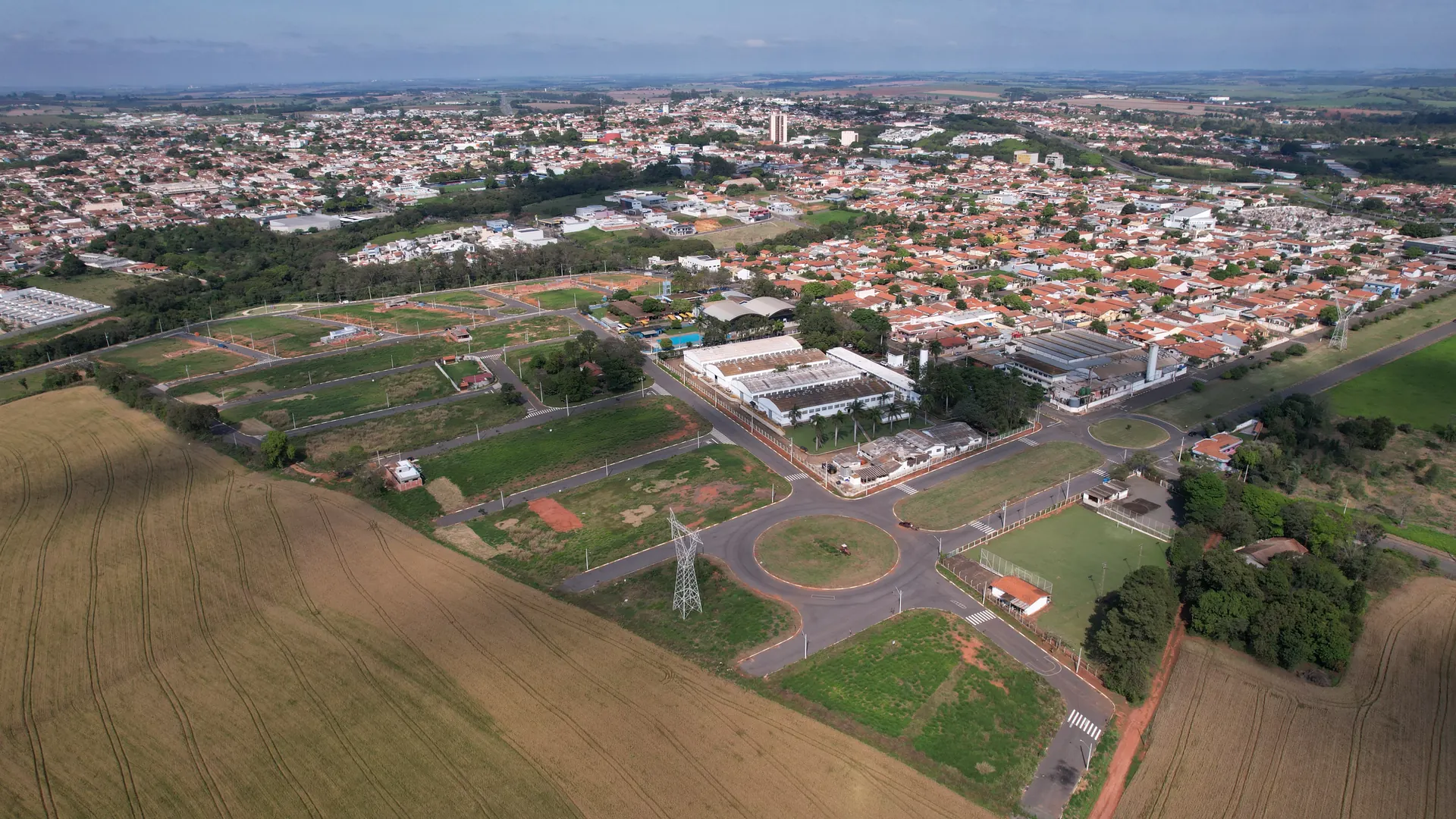 Vista aérea do loteamento com a rotatória de acesso e a cidade de Cerquilho ao fundo