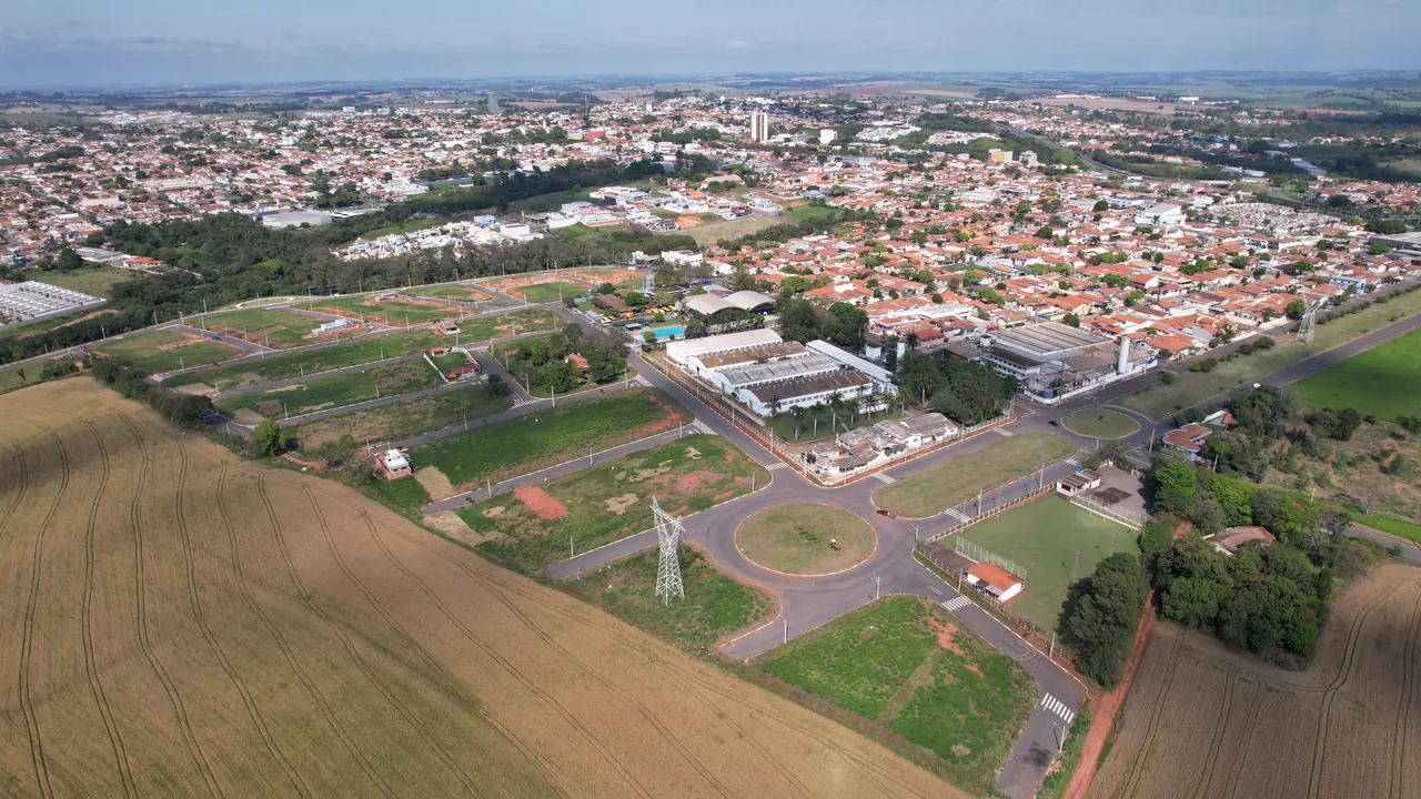 Vista aérea do loteamento com a rotatória de acesso e a cidade de Cerquilho ao fundo