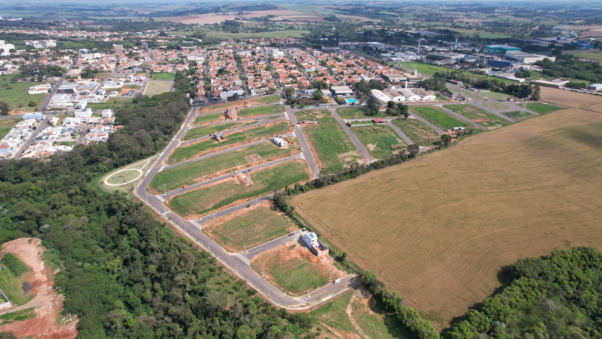 Vista aérea do Residencial Família Luvizotto, com as ruas prontas, as primeiras casas, a área de lazer e a cidade de Cerquilho ao lado